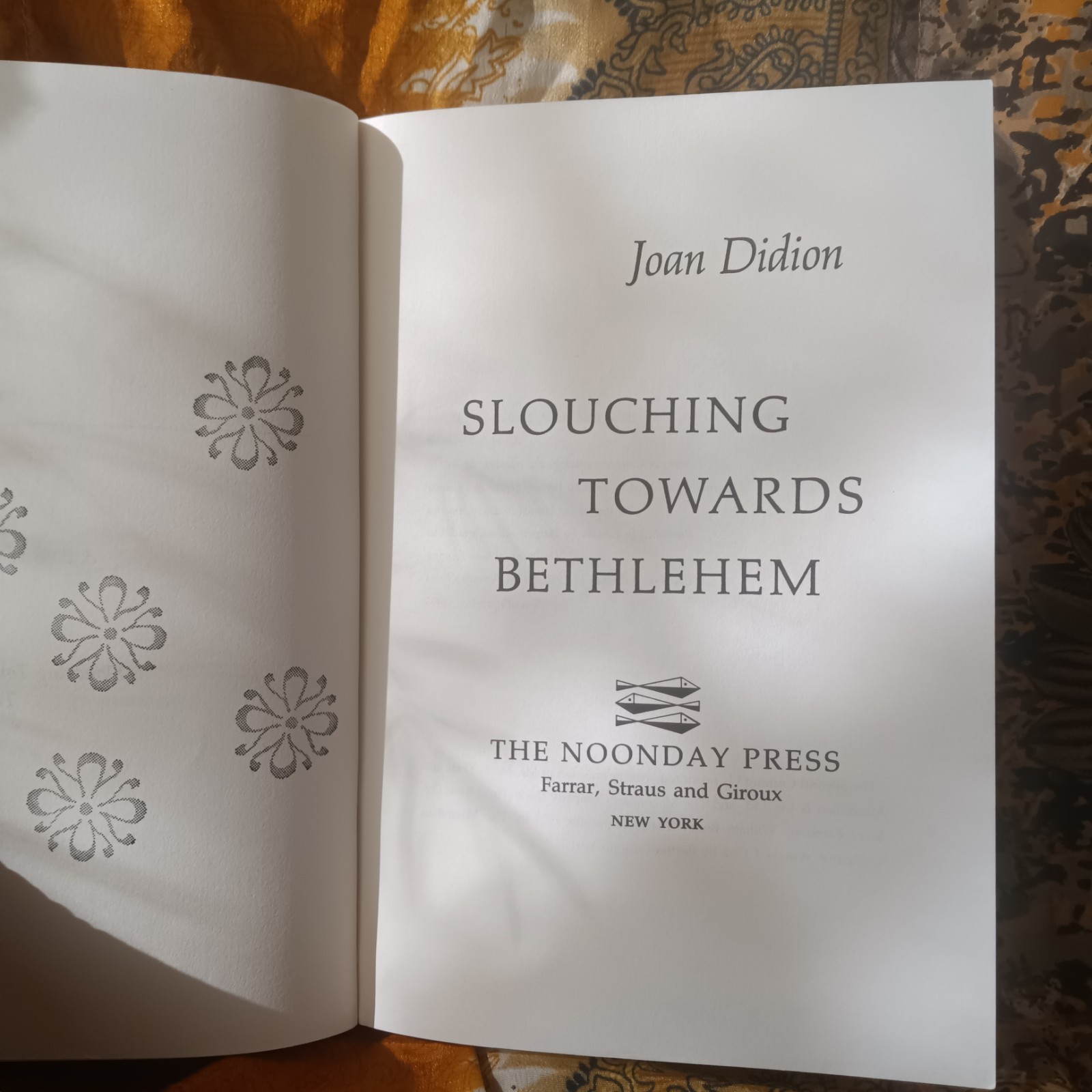 Slouching Towards Bethlehem by Joan Didion (1995, Trade Paperback)