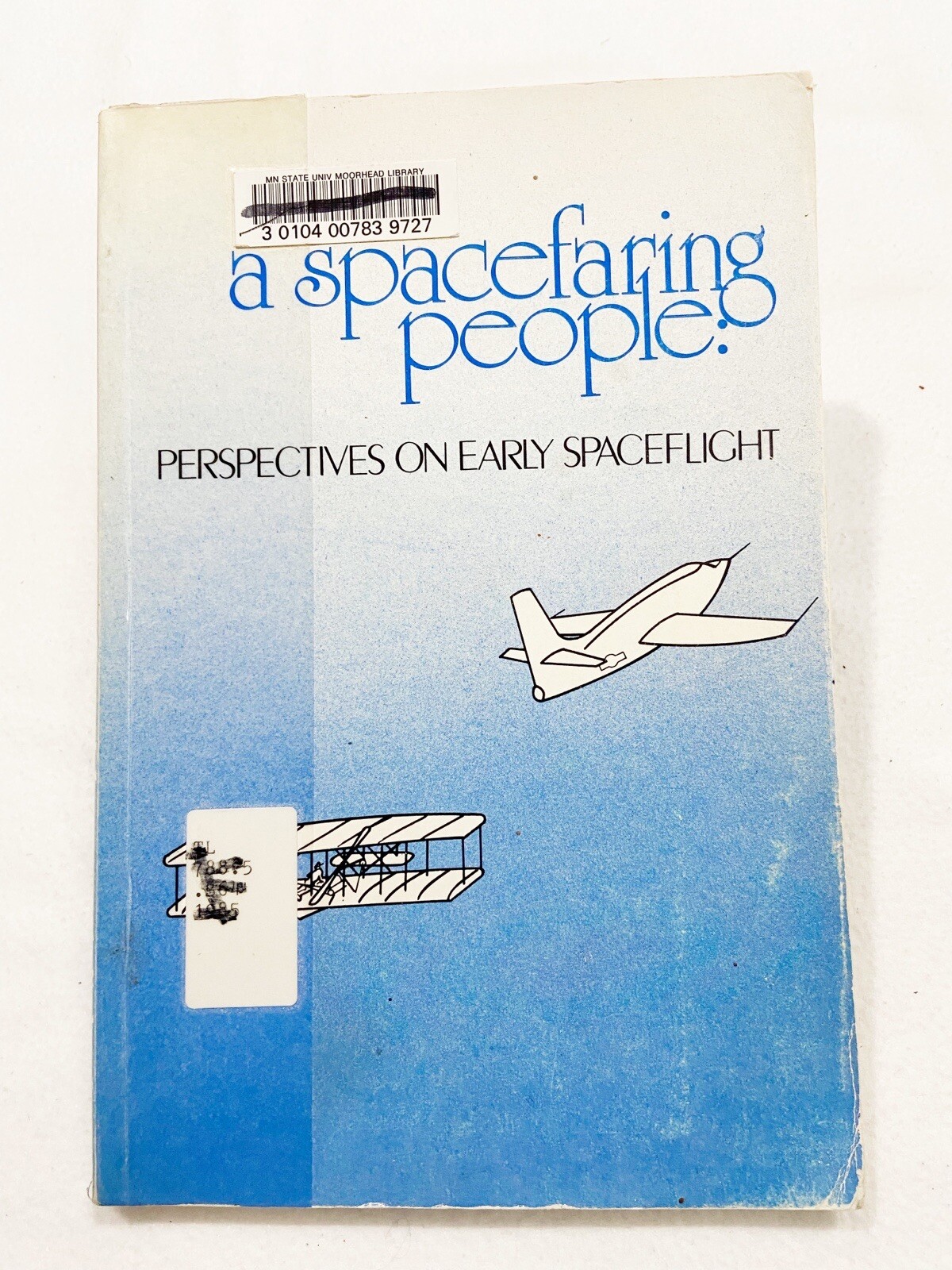 A SPACEFARING PEOPLE: PERSPECTIVES ON EARLY SPACEFLIGHT BY ALEX ROLAND 1985 PB