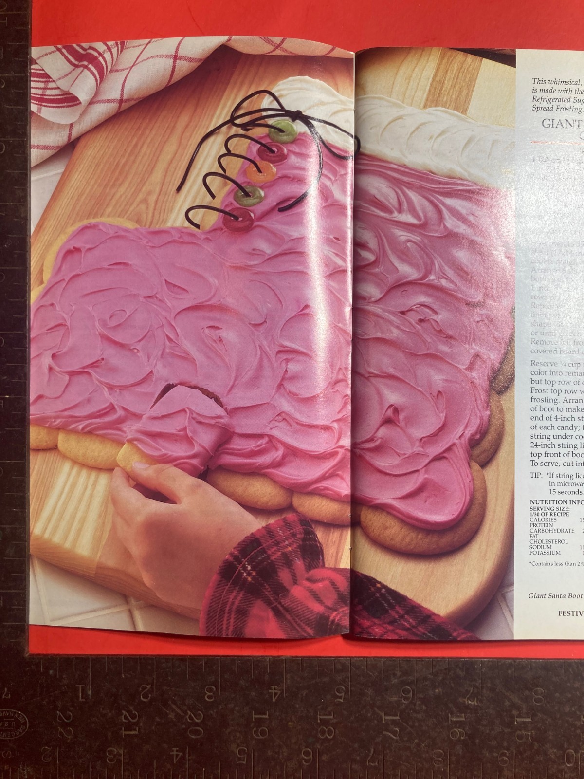 PILLSBURY HOLIDAY BAKING RECIPES COOKBOOK 96 PAGES 2000 COOKIES SPRITZ CHRISTMAS
