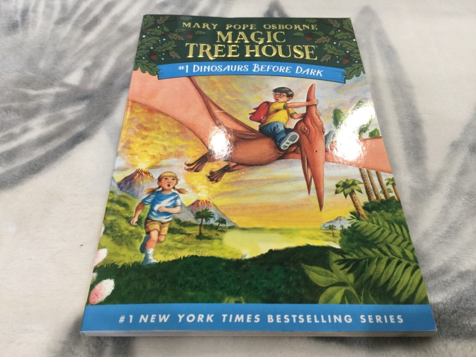 Dinosaurs Before Dark (Magic Tree House, No. 1) [Mary Pope Osborne] NEW paperbk