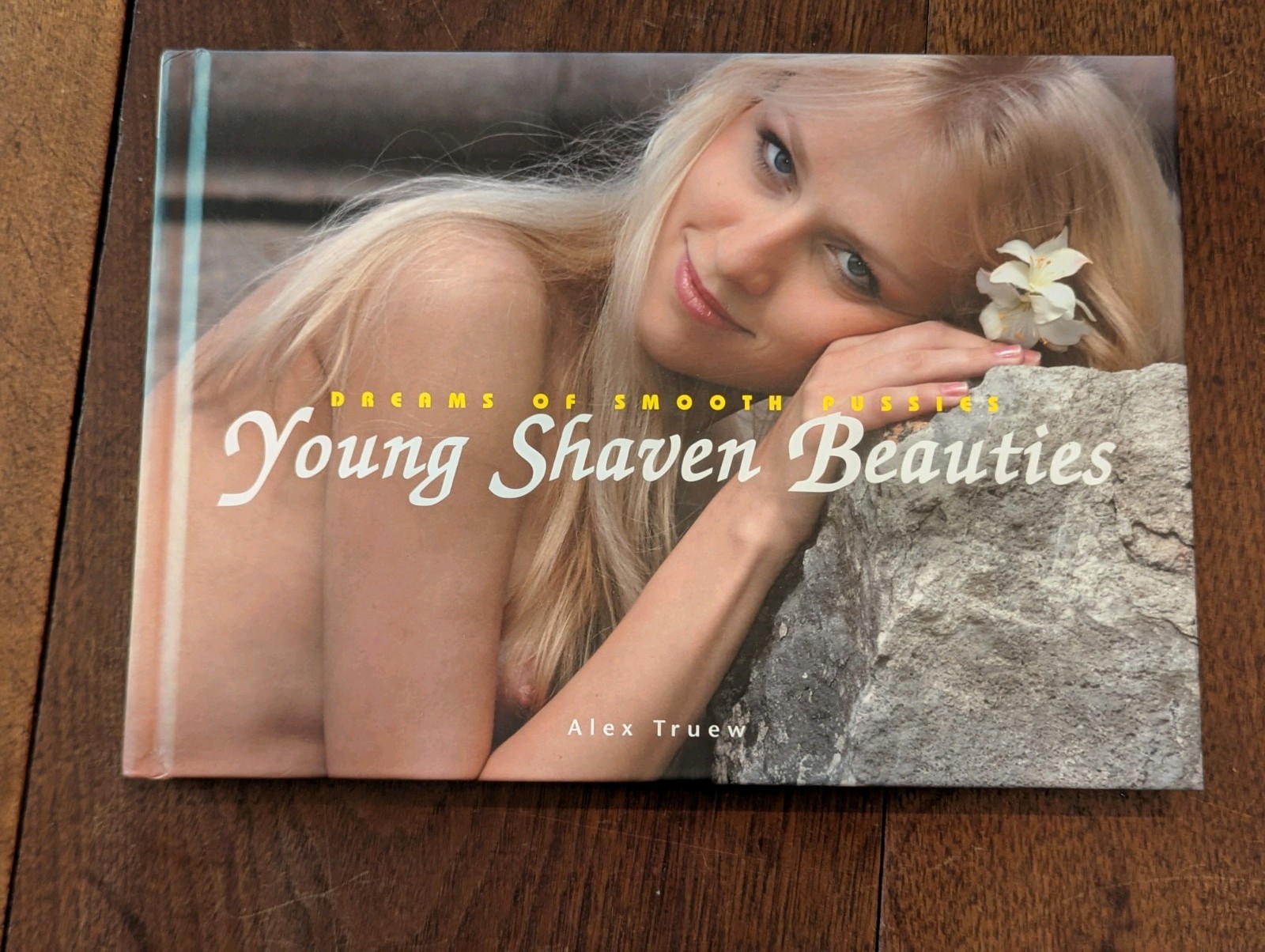 Young Shaven Beauties: Dreams Of Smooth Pussies -Alex Truew- Edition Reuss