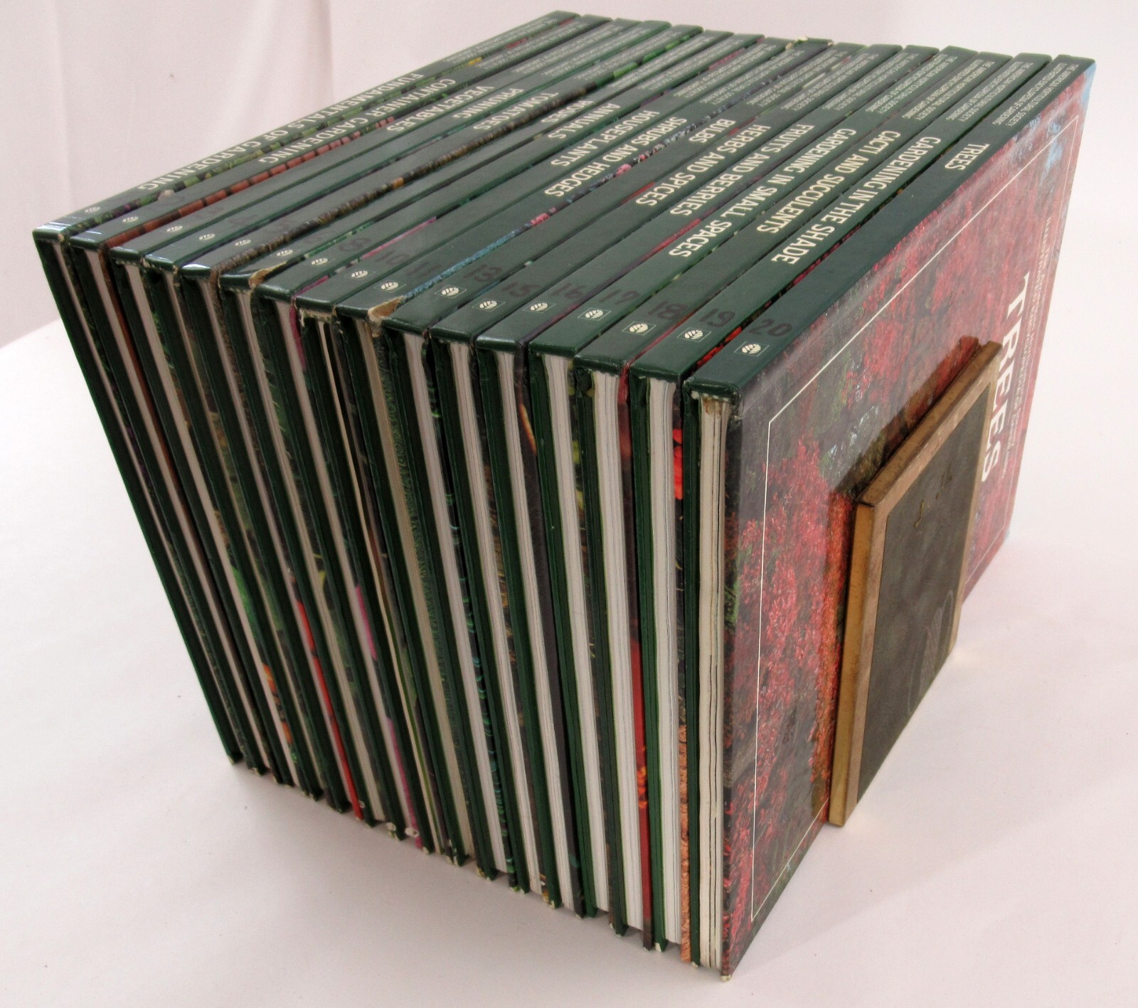 Set Of 16 – American Horticultural Society Encyclopedia Gardening – READ DETAILS