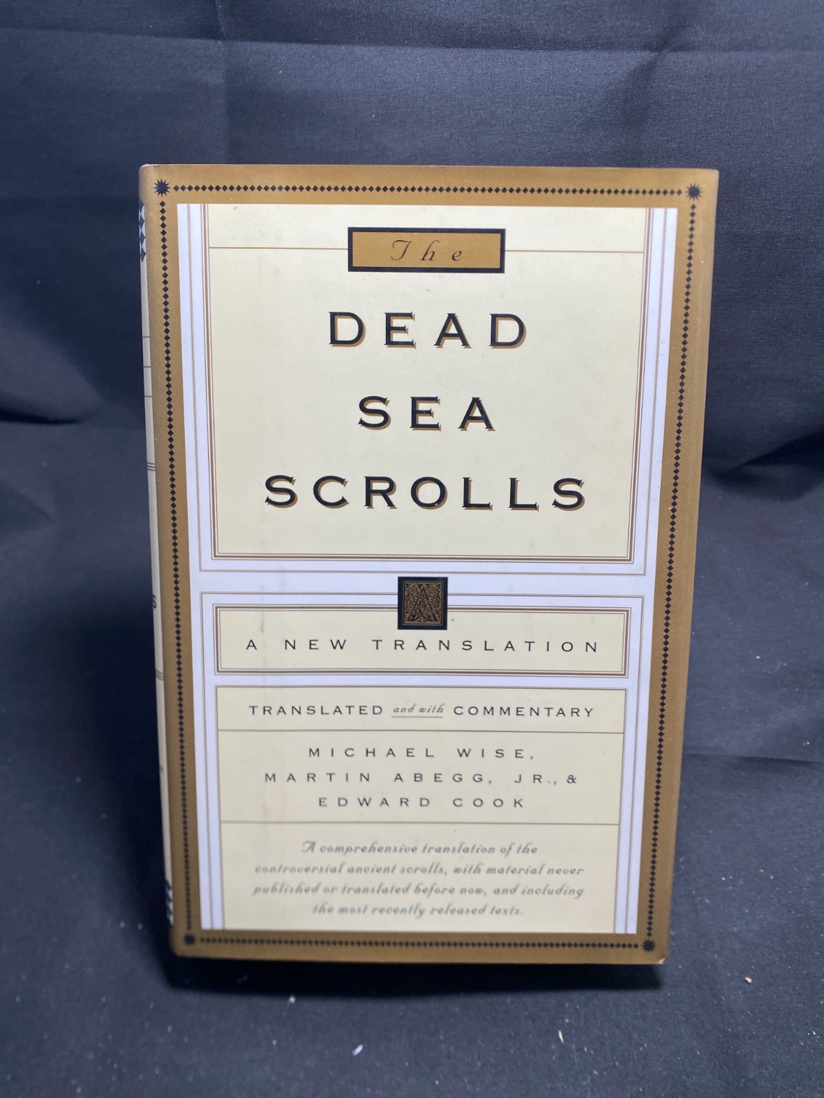Dead Sea Scrolls : A New Translation by Michael O. Wise, Edward M. Cook Jr.,…