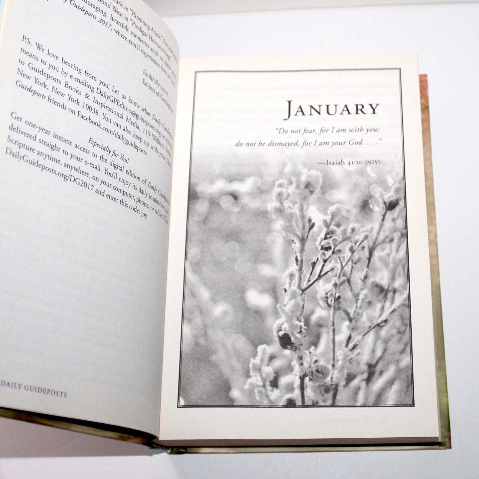 Daily Guideposts 2017 Spirit Lifting Devotional hardcover Scripture Bible