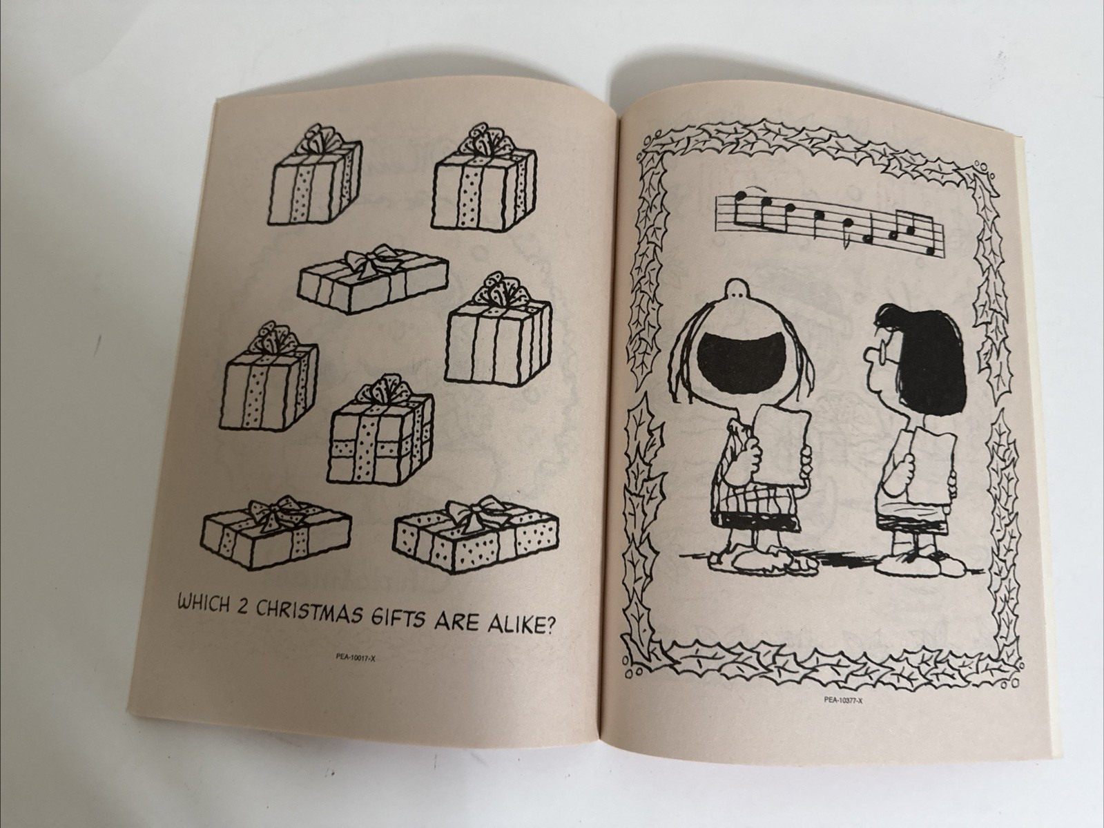 Peanuts Holiday Fun Coloring & Activity Book Snoopy Charlie Brown 30 pages 2003