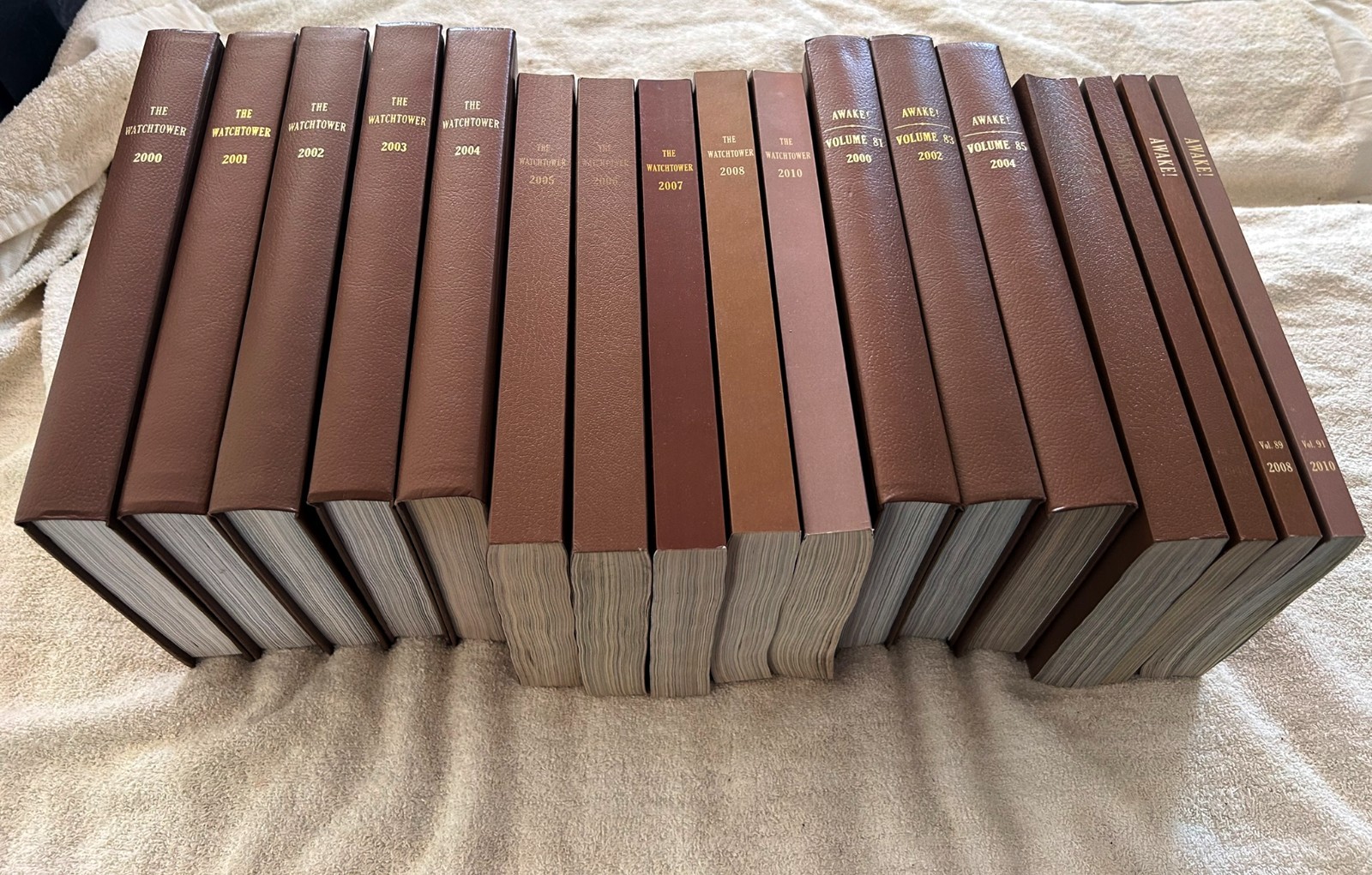 Lot (17) THE WATCHTOWER & Awake Books Jehovah Witness Religion Various 2000-2010