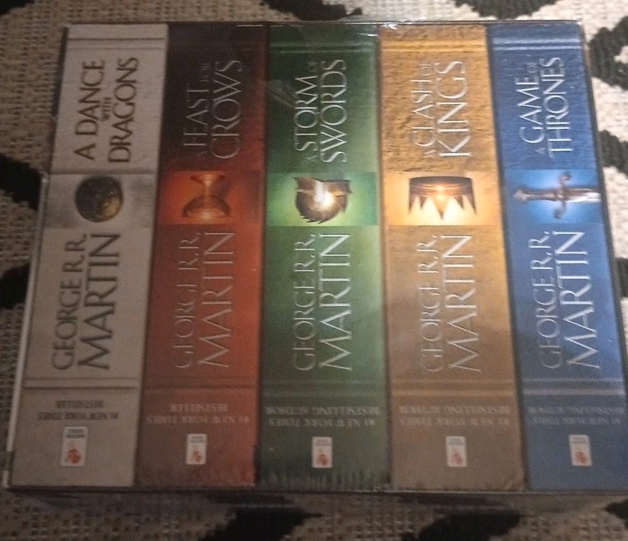 A SONG OF ICE AND FIRE George R. R. Martin – A Game of Thrones 5-Book Box Set
