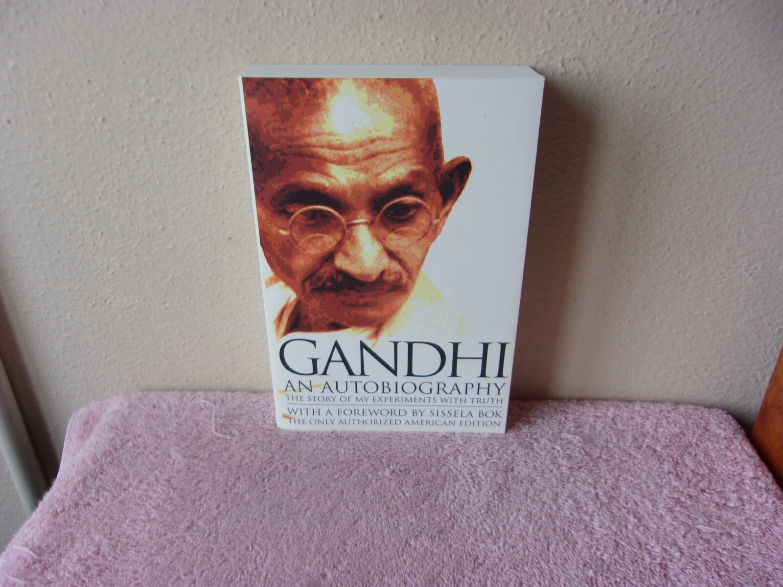 An Autobiography : The Story of My Experiments with Truth by Mohandas K. Gandhi