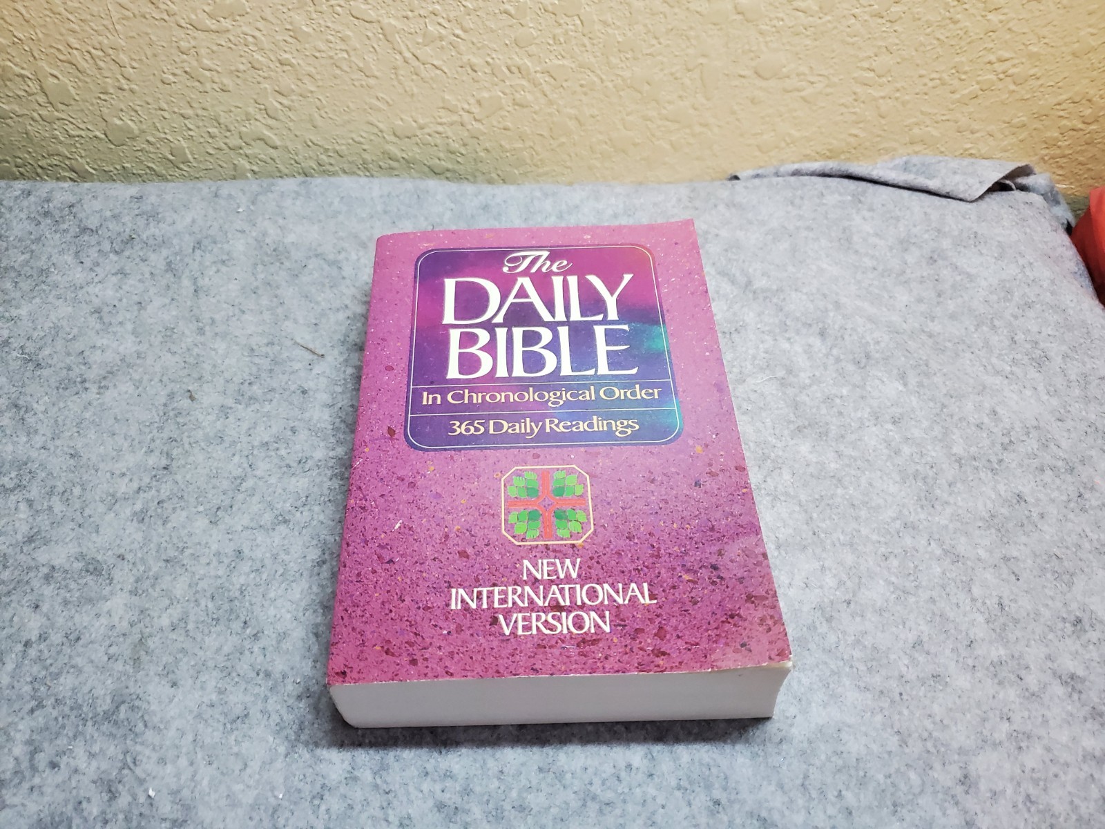 The Daily Bible in Chronological Order: New International Version – VERY GOOD