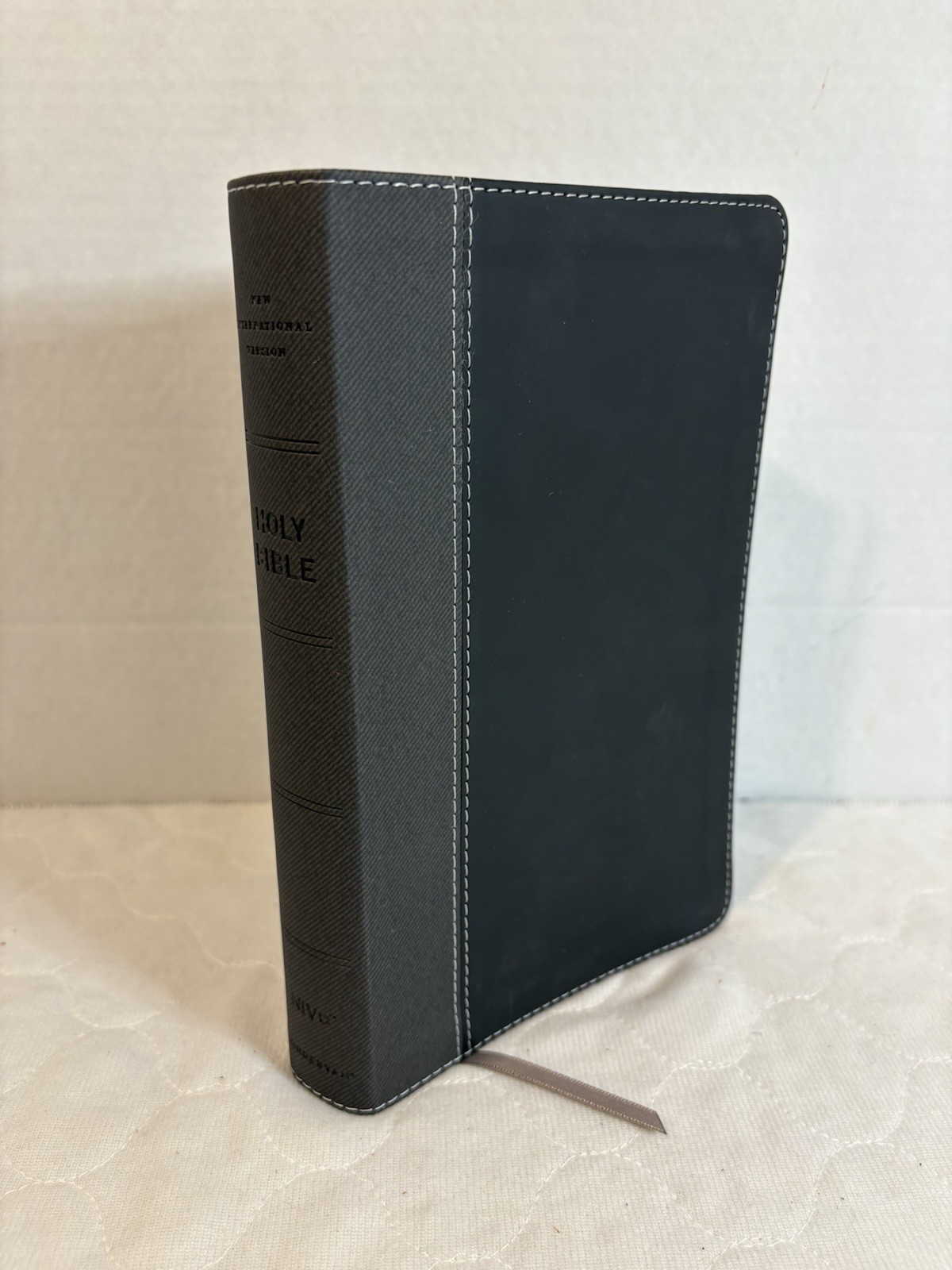 NIV Large Print Holy Bible Red Letter Gray Black Leathersoft Zondervan 2009