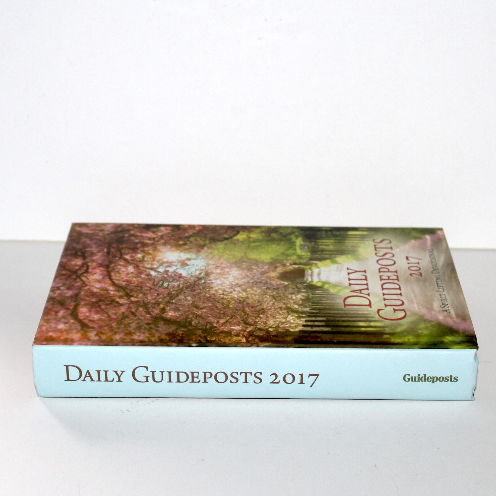 Daily Guideposts 2017 Spirit Lifting Devotional hardcover Scripture Bible