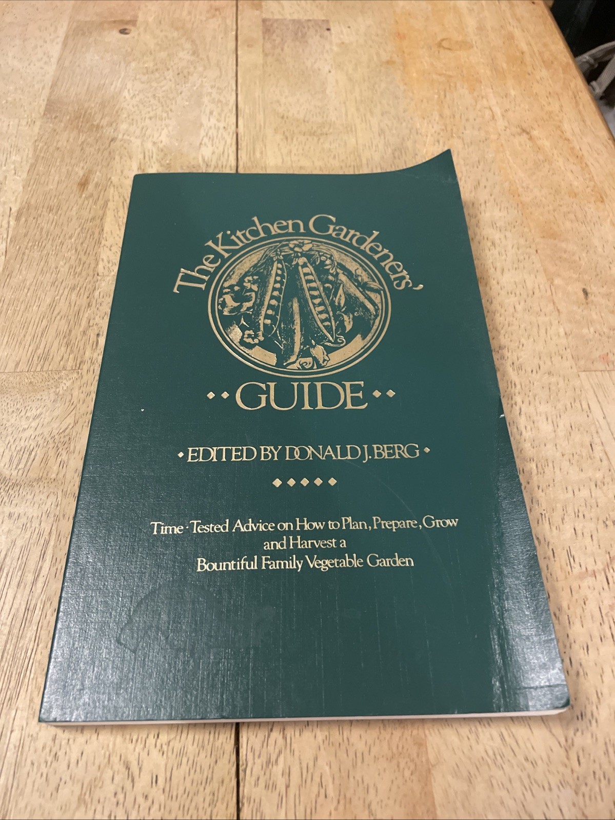 THE KITCHEN GARDENER’S GUIDE Edited by Donald J. Berg PB 1987 Ten Speed Press