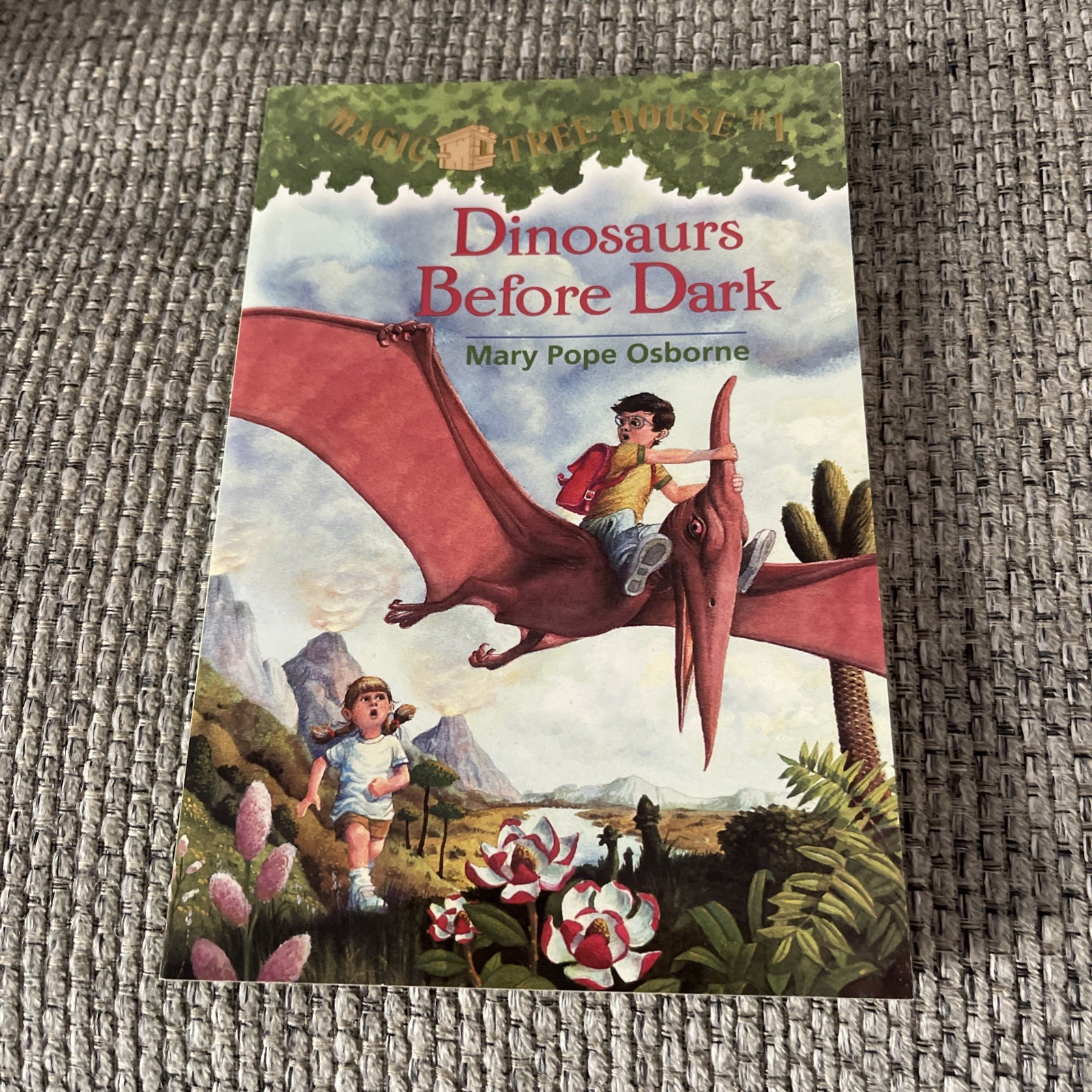 Dinosaurs Before Dark (Magic Tree House, No. 1) – Paperback