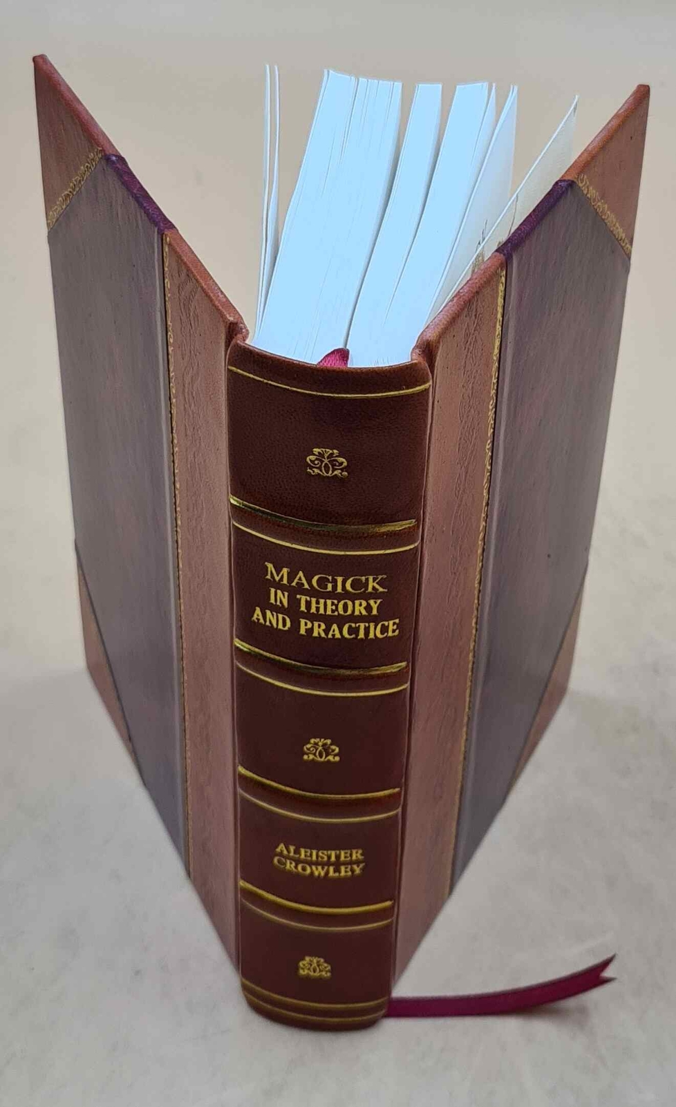 Magick In theory and practice 1929 [LEATHER BOUND]